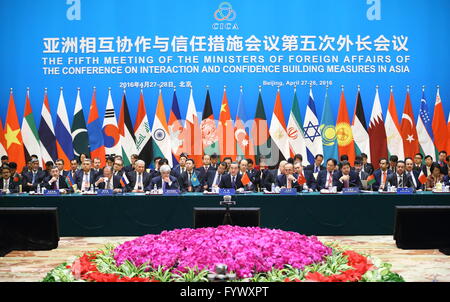 Beijing, Chine. Apr 28, 2016. Les délégués participent à la cérémonie d'ouverture de la cinquième réunion des ministres des affaires étrangères de la Conférence sur l'interaction et des mesures de confiance en Asie (CICA) à Beijing, capitale de Chine, le 28 avril 2016. Credit : Ding Haitao/Xinhua/Alamy Live News Banque D'Images