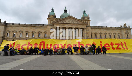 Leipzig, Allemagne. Apr 28, 2016. Diverses initiatives des citoyens et des groupes d'intérêt demande une interdiction sur les vols de nuit avec une bannière devant le tribunal administratif fédéral de Leipzig, Allemagne, 28 avril 2016. Aujourd'hui, le tribunal qui entend une affaire de citoyens contre le vol de nuit, tant à l'aéroport de Leipzig/Halle. Photo : HENDRIK SCHMIDT/dpa/Alamy Live News Banque D'Images