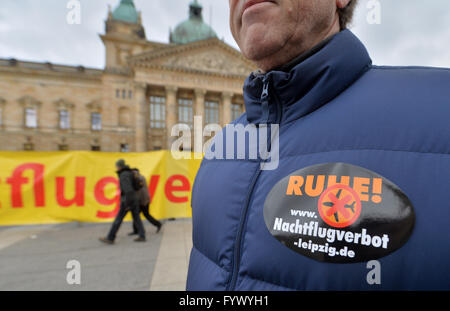 Leipzig, Allemagne. Apr 28, 2016. Diverses initiatives des citoyens et des groupes d'intérêt demande une interdiction sur les vols de nuit avec une bannière et des autocollants en face de la Cour fédérale administrative de Leipzig, Allemagne, 28 avril 2016. Aujourd'hui, le tribunal qui entend une affaire de citoyens contre le vol de nuit, tant à l'aéroport de Leipzig/Halle. Photo : HENDRIK SCHMIDT/dpa/Alamy Live News Banque D'Images