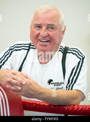 Allemagne, Kienbaum. Apr 27, 2016. Entraîneur de boxe Ulli Wegner parle comme il se tient à un ring de boxe au Centre National d'entraînement à Kienbaum, Kienbaum Allemagne, 27 avril 2016. Photo : Patrick Pleul/dpa/Alamy Live News Banque D'Images