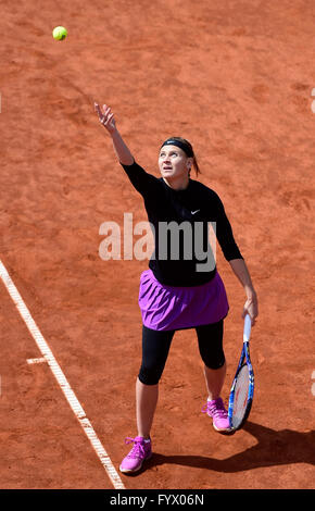 Prague, République tchèque. Apr 28, 2016. Le joueur de tennis tchèque Lucie Safarova en action pendant la match de tennis Open de Prague à Prague, République tchèque, le 28 avril 2016. Photo : CTK/Vondrous Romain Photo/Alamy Live News Banque D'Images
