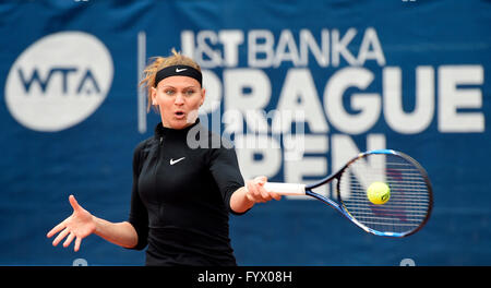 Prague, République tchèque. Apr 28, 2016. Le joueur de tennis tchèque Lucie Safarova en action pendant la match de tennis Open de Prague à Prague, République tchèque, le 28 avril 2016. Photo : CTK/Vondrous Romain Photo/Alamy Live News Banque D'Images
