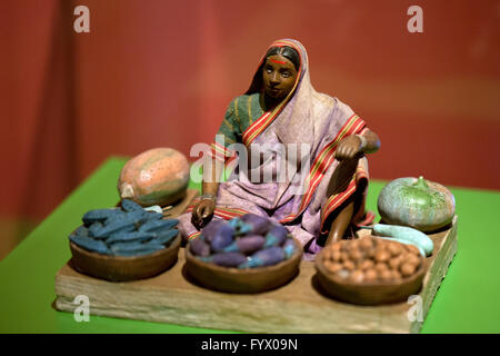 Dresde, Allemagne. Apr 28, 2016. Un modèle en céramique d'un Indien des vendeurs de fruits et légumes (Musée Grassi Leipzig) peut être vu dans l'exposition temporaire "Le Maharadjah·s jardinier. Un Saxon enchante l'Inde" dans le musée du palais au château de Pillnitz à Dresde, Allemagne, 28 avril 2016. Du 30 avril au 01 novembre 2016, plus de 60 objets et reproductions illustrent Gustav Hermann Krumbiegel (1865-1956) chemin de Pillnitz apprenti jardinage au surintendant de l'état dans les jardins de l'ancien royaume de Mysore en Inde. Photo : ARNO BURGI/dpa/Alamy Live News Banque D'Images