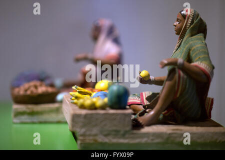 Dresde, Allemagne. Apr 28, 2016. Les modèles en céramique indienne de vendeurs de fruits et légumes (Musée Grassi Leipzig) peut être vu dans l'exposition temporaire "Le Maharadjah·s jardinier. Un Saxon enchante l'Inde" dans le musée du palais au château de Pillnitz à Dresde, Allemagne, 28 avril 2016. Du 30 avril au 01 novembre 2016, plus de 60 objets et reproductions illustrent Gustav Hermann Krumbiegel (1865-1956) chemin de Pillnitz apprenti jardinage au surintendant de l'état dans les jardins de l'ancien royaume de Mysore en Inde. Photo : ARNO BURGI/dpa/Alamy Live News Banque D'Images