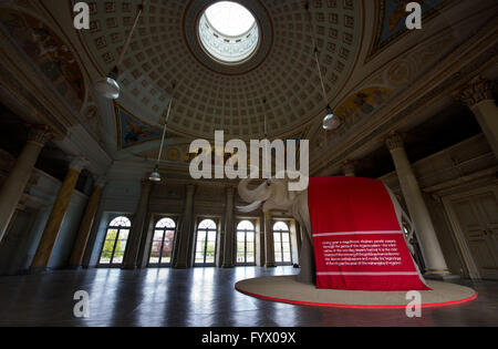 Dresde, Allemagne. Apr 28, 2016. Une statue de l'éléphant peut être vu dans l'exposition temporaire "Le Maharadjah·s jardinier. Un Saxon enchante l'Inde" dans le musée du palais au château de Pillnitz à Dresde, Allemagne, 28 avril 2016. Du 30 avril au 01 novembre 2016, plus de 60 objets et reproductions illustrent Gustav Hermann Krumbiegel (1865-1956) chemin de Pillnitz apprenti jardinage au surintendant de l'état dans les jardins de l'ancien royaume de Mysore en Inde. Photo : ARNO BURGI/dpa/Alamy Live News Banque D'Images