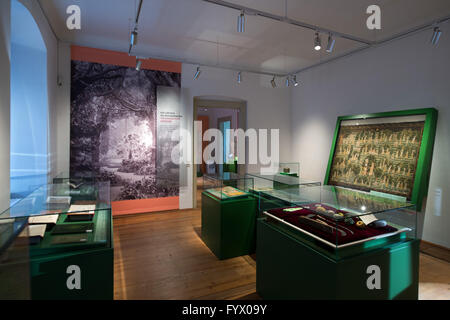 Dresde, Allemagne. Apr 28, 2016. Une vue de l'exposition temporaire "Le Maharadjah·s jardinier. Un Saxon enchante l'Inde" dans le musée du palais au château de Pillnitz à Dresde, Allemagne, 28 avril 2016. Du 30 avril au 01 novembre 2016, plus de 60 objets et reproductions illustrent Gustav Hermann Krumbiegel (1865-1956) chemin de Pillnitz apprenti jardinage au surintendant de l'état dans les jardins de l'ancien royaume de Mysore en Inde. Photo : ARNO BURGI/dpa/Alamy Live News Banque D'Images