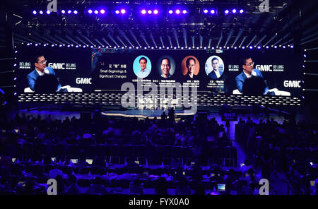 Beijing, Chine. Apr 28, 2016. Les participants assistent à la 8e Conférence mondiale de l'Internet mobile (GMIC) à Beijing, capitale de Chine, le 28 avril 2016. Crédit : Li Wen/Xinhua/Alamy Live News Banque D'Images