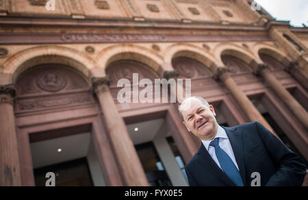 Hambourg, Allemagne. Apr 28, 2016. Maire de Hambourg Olaf Scholz se place en avant de la Kunsthalle museum après une conférence de presse à Hambourg, Allemagne, 28 avril 2016. Après 17 mois de modernisation globale, la Kunsthalle de Hambourg rouvrira le 30 avril 2016. Photo : Lukas SCHULZE/dpa/Alamy Live News Banque D'Images