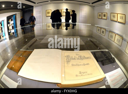 Eisenach, Allemagne. Apr 28, 2016. Les participants à une presse aperçu lors de l'exposition "La Bible en images - Dessins par Julius Schnorr von Carolsfeld (1794-1872) dans le Luterhaus Eisenach à Eisenach, Allemagne, 28 avril 2016. Le Luterhaus Eisenach est la présentation de la création de cette série de photos pour la première fois avec des chefs-d'œuvre de dessins de la collections des Kupferstich-Kabinet de Dresde. L'œuvre, qui sont rarement vu en public, sera shon du 30 avril jusqu'au 31 juillet 2016. Photo : MARTIN SCHUTT/ZB/dpa/Alamy Live News Banque D'Images