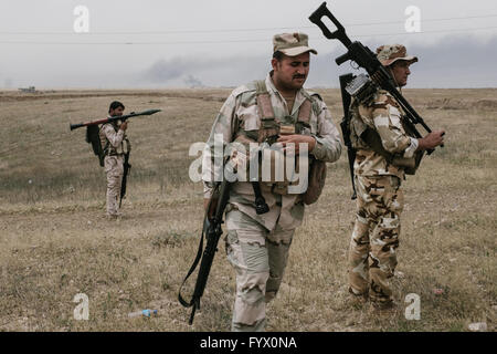 Mahana, Kurdistan. 27 avril, 2016. L'armée iraquienne a libéré le village de Mahana au Kurdistan irakien - 27/04/2016 - Irak / Kurdistan iraquien / Makhmour - l'armée iraquienne a libéré le village de Mahana, près de Makhmour, selon un officier de l'armée le mercredi il a déclaré que l'armée a libéré le village de Mahana à partir de l'État islamique (EST), avec l'aide d'avions de la coalition dirigée par les États-Unis. Il y a plus de 5 000 soldats irakiens stationnés à Makhmour, visant à lancer les procédures militaires contre l'Est. Crédit : Alexandre Afonso/Alamy Live News Banque D'Images