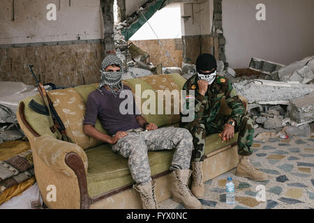 Mahana, Kurdistan. 27 avril, 2016. L'armée iraquienne a libéré le village de Mahana au Kurdistan irakien - 27/04/2016 - Irak / Kurdistan iraquien / Makhmour - l'armée iraquienne a libéré le village de Mahana, près de Makhmour, selon un officier de l'armée le mercredi il a déclaré que l'armée a libéré le village de Mahana à partir de l'État islamique (EST), avec l'aide d'avions de la coalition dirigée par les États-Unis. Il y a plus de 5 000 soldats irakiens stationnés à Makhmour, visant à lancer les procédures militaires contre l'Est. Crédit : Alexandre Afonso/Alamy Live News Banque D'Images