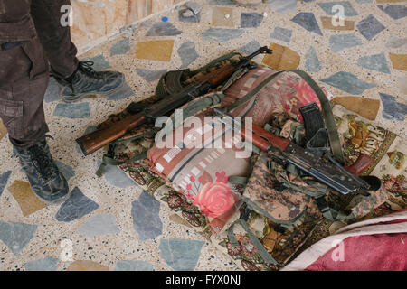 Mahana, Kurdistan. 27 avril, 2016. L'armée iraquienne a libéré le village de Mahana au Kurdistan irakien - 27/04/2016 - Irak / Kurdistan iraquien / Makhmour - l'armée iraquienne a libéré le village de Mahana, près de Makhmour, selon un officier de l'armée le mercredi il a déclaré que l'armée a libéré le village de Mahana à partir de l'État islamique (EST), avec l'aide d'avions de la coalition dirigée par les États-Unis. Il y a plus de 5 000 soldats irakiens stationnés à Makhmour, visant à lancer les procédures militaires contre l'Est. Crédit : Alexandre Afonso/Alamy Live News Banque D'Images