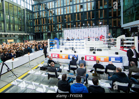 Cologne, Allemagne. Apr 28, 2016. Une vue de l'une conférence de presse sur l'IBO WBO-super-WBA Champion World Championships en match de boxe poids lourd entre Tyson Fury de Grande-Bretagne et Wladimir Klitschko de l'Ukraine à Cologne, Allemagne, 28 avril 2016. Photo : ROLF VENNENBERND/dpa/Alamy Live News Banque D'Images