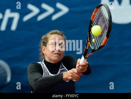 Prague, République tchèque. Apr 28, 2016. Le joueur de tennis tchèque Barbora Strycova en action pendant la match de tennis Open de Prague à Prague, République tchèque, le 28 avril 2016. Photo : CTK/Vondrous Romain Photo/Alamy Live News Banque D'Images