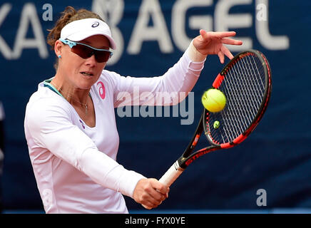 Prague, République tchèque. Apr 28, 2016. La joueuse de tennis australienne Samantha Stosur en action pendant la match de tennis Open de Prague à Prague, République tchèque, le 28 avril 2016. Photo : CTK/Vondrous Romain Photo/Alamy Live News Banque D'Images