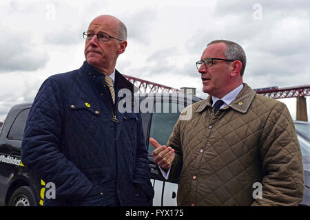 Edinburgh, Ecosse, Royaume-Uni, 28, avril 2016. Chef Depute SNP Stewart Hosie (R) et vice-premier ministre John Swinney (L) attendre que l'arrivée de Nicola Sturgeon avant les trois départ de South Queensferry au début de la dernière semaine de campagne pour les élections du Parlement écossais, de crédit : Ken Jack / Alamy Live News Banque D'Images