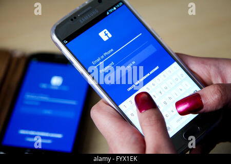 Site web page facebook sur smartphone le plus populaire et le plus grand site de réseautage social et des médias. Banque D'Images