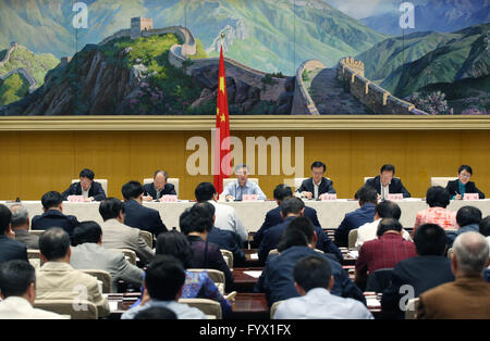 Beijing, Chine. Apr 28, 2016. Le vice-Premier ministre chinois Wang Yang(C) traite d'une téléconférence sur les zones de développement économique et technologique, à Beijing, Chine, le 28 avril 2016. © Yao Dawei/Xinhua/Alamy Live News Banque D'Images