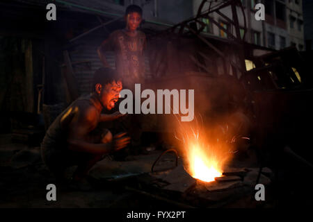 Dhaka, Bangladesh. Apr 28, 2016. Jeter des morceaux de métal en travailleur de la fournaise d'être fondu. L'industrie de construction de navires au Bangladesh se répandre rapidement lorsque des travailleurs de tous âges de travailler ensemble. La condition de travail ici est sérieux et ne conviennent pas pour tous les enfants. Les conditions sont petites et souvent dangereux. Même les travailleurs n'utilisez pas de dispositif de sécurité minimum. Par conséquent les accidents se produisent très fréquemment. Les enfants qui travaillent ici sont en train de grandir sans éducation qui a été les menant vers un avenir incertain. La raison du travail des enfants dans de telles conditions de travail dangereuses est bon marché et la pauvreté. Un Banque D'Images