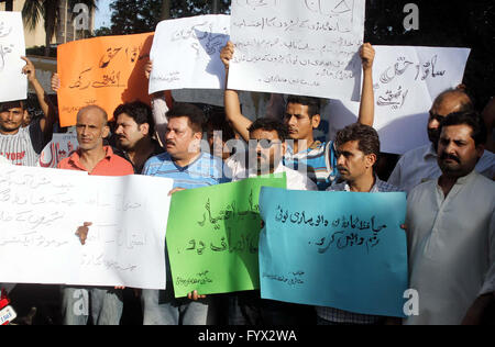 Affectees de la Société coopérative d'habitation Jardin Muhafiz Islamabad chanter des slogans contre autoritarisme de haut les gens influents lors de manifestation de protestation à Karachi press club le jeudi 28 avril, 2016. Banque D'Images