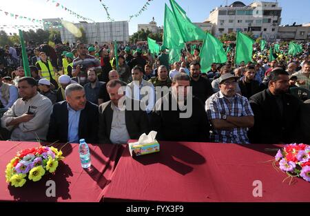 La ville de Gaza, bande de Gaza, territoire palestinien. Apr 28, 2016. Les partisans palestiniens du mouvement islamiste Hamas prendre part au cours d'une manifestation anti-israélienne à Gaza le 28 avril 2016 © Mohammed Asad APA/Images/ZUMA/Alamy Fil Live News Banque D'Images