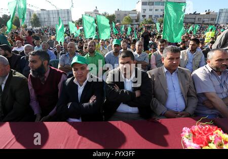 La ville de Gaza, bande de Gaza, territoire palestinien. Apr 28, 2016. Les partisans palestiniens du mouvement islamiste Hamas prendre part au cours d'une manifestation anti-israélienne à Gaza le 28 avril 2016 © Mohammed Asad APA/Images/ZUMA/Alamy Fil Live News Banque D'Images