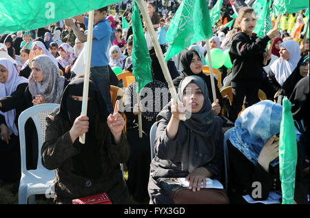 La ville de Gaza, bande de Gaza, territoire palestinien. Apr 28, 2016. Les partisans palestiniens du mouvement islamiste Hamas prendre part au cours d'une manifestation anti-israélienne à Gaza le 28 avril 2016 © Mohammed Asad APA/Images/ZUMA/Alamy Fil Live News Banque D'Images