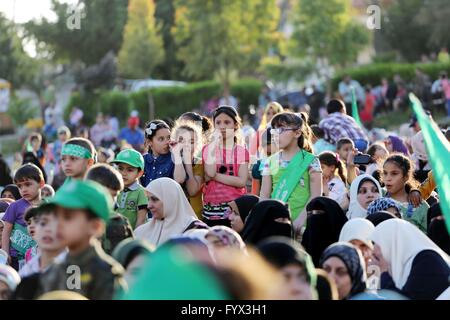 La ville de Gaza, bande de Gaza, territoire palestinien. Apr 28, 2016. Les partisans palestiniens du mouvement islamiste Hamas prendre part au cours d'une manifestation anti-israélienne à Gaza le 28 avril 2016 © Mohammed Asad APA/Images/ZUMA/Alamy Fil Live News Banque D'Images