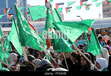 La ville de Gaza, bande de Gaza, territoire palestinien. Apr 28, 2016. Les partisans palestiniens du mouvement islamiste Hamas prendre part au cours d'une manifestation anti-israélienne à Gaza le 28 avril 2016 © Mohammed Asad APA/Images/ZUMA/Alamy Fil Live News Banque D'Images