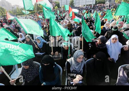 La ville de Gaza, bande de Gaza, territoire palestinien. Apr 28, 2016. Les partisans palestiniens du mouvement islamiste Hamas prendre part au cours d'une manifestation anti-israélienne à Gaza le 28 avril 2016 © Mohammed Asad APA/Images/ZUMA/Alamy Fil Live News Banque D'Images