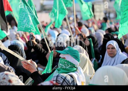 La ville de Gaza, bande de Gaza, territoire palestinien. Apr 28, 2016. Les partisans palestiniens du mouvement islamiste Hamas prendre part au cours d'une manifestation anti-israélienne à Gaza le 28 avril 2016 © Mohammed Asad APA/Images/ZUMA/Alamy Fil Live News Banque D'Images