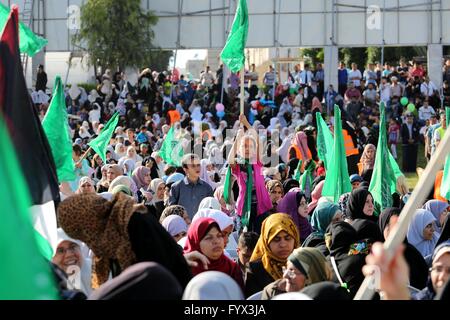 La ville de Gaza, bande de Gaza, territoire palestinien. Apr 28, 2016. Les partisans palestiniens du mouvement islamiste Hamas prendre part au cours d'une manifestation anti-israélienne à Gaza le 28 avril 2016 © Mohammed Asad APA/Images/ZUMA/Alamy Fil Live News Banque D'Images