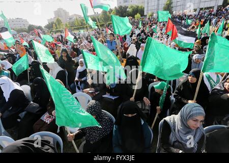 La ville de Gaza, bande de Gaza, territoire palestinien. Apr 28, 2016. Les partisans palestiniens du mouvement islamiste Hamas prendre part au cours d'une manifestation anti-israélienne à Gaza le 28 avril 2016 © Mohammed Asad APA/Images/ZUMA/Alamy Fil Live News Banque D'Images