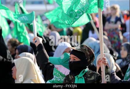 La ville de Gaza, bande de Gaza, territoire palestinien. Apr 28, 2016. Les partisans palestiniens du mouvement islamiste Hamas prendre part au cours d'une manifestation anti-israélienne à Gaza le 28 avril 2016 © Mohammed Asad APA/Images/ZUMA/Alamy Fil Live News Banque D'Images