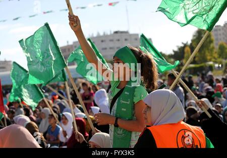 La ville de Gaza, bande de Gaza, territoire palestinien. Apr 28, 2016. Les partisans palestiniens du mouvement islamiste Hamas prendre part au cours d'une manifestation anti-israélienne à Gaza le 28 avril 2016 © Mohammed Asad APA/Images/ZUMA/Alamy Fil Live News Banque D'Images