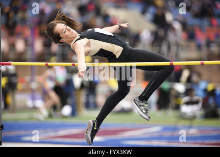 Philadelphie, Pennsylvanie, USA. Apr 28, 2016. MEAGAN HILLA d'Armée en action au cours de l'ordre de saut en hauteur femmes tenue à Franklin Champ dans Philadelphie PA © Ricky Fitchett/ZUMA/Alamy Fil Live News Banque D'Images