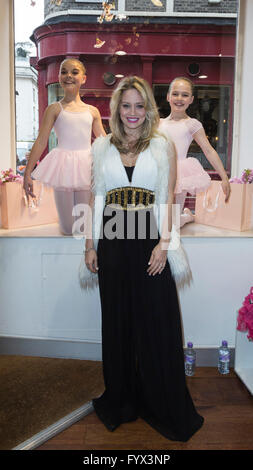 Londres, Royaume-Uni. 28 avril 2016. Kimberly Wyatt pose avec les jeunes de l'équipe d'Angleterre. ballerines Le lancement presse de la Coupe du Monde 2016 de danse BLOCH a lieu au magasin Bloch à Drury Lane. La concurrence pour la danse pour les enfants et les jeunes adultes aura lieu à Jersey cette Juin/juillet. Credit : Bettina Strenske/Alamy Live News Banque D'Images