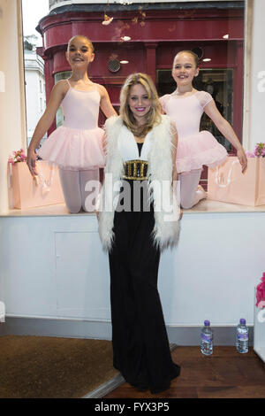 Londres, Royaume-Uni. 28 avril 2016. Kimberly Wyatt pose avec les jeunes de l'équipe d'Angleterre. ballerines Le lancement presse de la Coupe du Monde 2016 de danse BLOCH a lieu au magasin Bloch à Drury Lane. La concurrence pour la danse pour les enfants et les jeunes adultes aura lieu à Jersey cette Juin/juillet. Credit : Bettina Strenske/Alamy Live News Banque D'Images