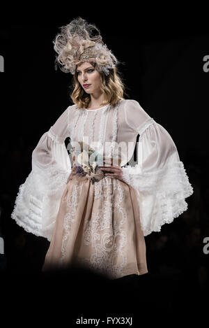 28 avril 2016 - Barcelone, Catalogne, Espagne - A model présentant une robe de mariage de la collection printemps/été 2017 au cours de la 'Matilde Cano' au défilé Fashion Week 2016 Barcelone suite nuptiale (crédit Image : © Matthias Oesterle via Zuma sur le fil) Banque D'Images