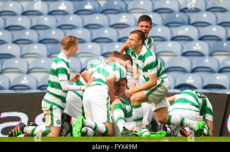 Stade Ibrox, Glasgow, Ecosse. Apr 28, 2016. La finale de la Coupe Jeunesse Glasgow. Rangers U17 et U17 celtique. Les joueurs celtique célébrer le premier objectif : l'action de Crédit Plus Sport/Alamy Live News Banque D'Images