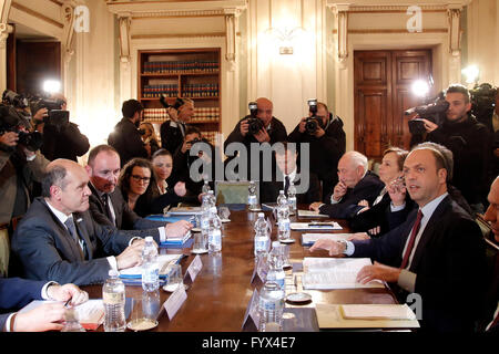 Volfgang Sobotka et Angelino Alfano Rome 27 avril 2016. Ministère de l'Intérieur. Rencontre entre les ministres de l'intérieur de l'Italie et l'Autriche à propos de la frontière entre l'Autriche et l'Italie pour les migrants. Samantha Zucchi Insidefoto Photo Banque D'Images