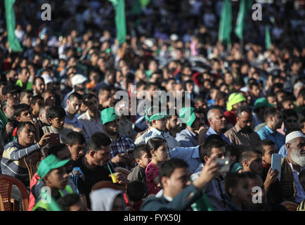 La bande de Gaza. Apr 28, 2016. Les partisans du mouvement islamiste palestinien Hamas de prendre part à une manifestation anti-israélienne à Gaza le 28 avril 2016. © Wissam Nassar/Xinhua/Alamy Live News Banque D'Images