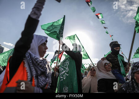 La bande de Gaza. Apr 28, 2016. Les partisans du mouvement islamiste palestinien Hamas de vague avec le Hamas d'un drapeau au cours d'une manifestation anti-israélienne à Gaza le 28 avril 2016. © Wissam Nassar/Xinhua/Alamy Live News Banque D'Images