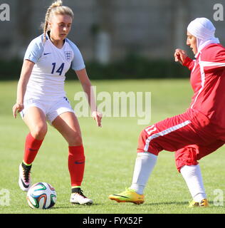 Torviscosa, Italie. Apr 28, 2016. Brionne Fowle (gauche) rivalise avec Fatemeh Geraelisheikh (Iran) au cours de la femme du tournoi international U16 match entre l'Angleterre et l'Iran où l'Angleterre bat l'Iran avec 2-0. © Andrea Spinelli/Pacific Press/Alamy Live News Banque D'Images