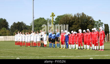 Torviscosa, Italie. Apr 28, 2016. L'Iran joueurs chante l'hymne national avant de Woman's U16 Tournoi International de match entre l'Angleterre et l'Iran où l'Angleterre bat l'Iran avec 2-0. © Andrea Spinelli/Pacific Press/Alamy Live News Banque D'Images