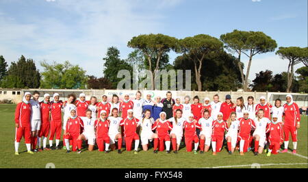 Torviscosa, Italie. Apr 28, 2016. L'Iran et l'Angleterre joueurs pose à la fin de Woman's U16 Tournoi International de match entre l'Angleterre et l'Iran où l'Angleterre bat l'Iran avec 2-0. © Andrea Spinelli/Pacific Press/Alamy Live News Banque D'Images