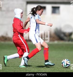 Torviscosa, Italie. Apr 28, 2016. Rezapourlori Neda (gauche) rivalise avec Connie Forman (Angleterre) au cours de la femme du tournoi international U16 match entre l'Angleterre et l'Iran où l'Angleterre bat l'Iran avec 2-0. © Andrea Spinelli/Pacific Press/Alamy Live News Banque D'Images