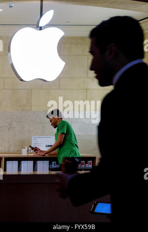 New York, USA. Apr 28, 2016. Un homme marche dans l'Apple Store au Grand Central Terminal de New York, États-Unis, le 28 avril 2016. Apple Inc. a publié mardi des résultats financiers pour le deuxième trimestre de 2016, qui a montré la première année sur l'effondrement des recettes et bénéfices trimestriels depuis 2003 et la première baisse des ventes d'iPhone. © Muzi Li/Xinhua/Alamy Live News Banque D'Images