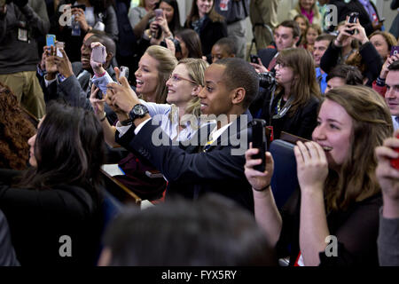 Washington DC, USA. 28 avril, 2016. Les étudiants en journalisme réagir comme le président des États-Unis Barack Obama, non représentée, fait une entrée surprise au cours d'une journée dans le collège journaliste Brady salle des conférences de presse de la Maison Blanche à Washington, DC, États-Unis, le jeudi 28 avril, 2016. Une campagne médiatique par la Maison Blanche et ses alliés n'a pas réussi à casser l'opposition républicaine à l'Obama candidat à la Cour suprême, et c'est tout mais certains le siège reste vacant jusqu'après les élections américaines en novembre. Credit : ZUMA Press, Inc./Alamy Live News Banque D'Images