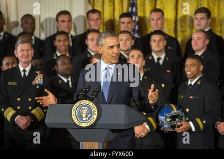 Washington DC, USA. 27 avril, 2016. Président américain Barack Obama lors de la cérémonie de présentation pour le commandant en chef trophée à l'équipe de l'Académie navale à la Maison Blanche le 27 avril 2016 à Washington, DC. Banque D'Images